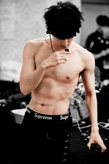 exo baekhyun body5c079b17bfbaa 683x1024