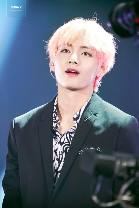 BTS V body 5c079b11dddbf 683x1024