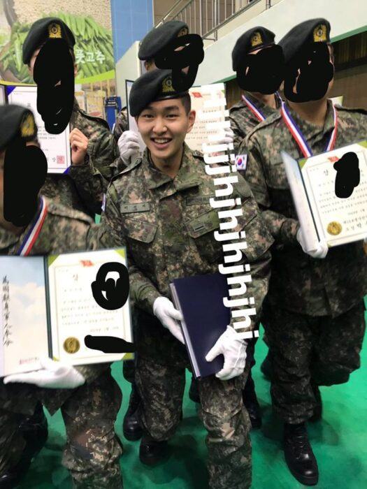 Photos of SHINee's Onew at his completion ceremony from the army training center have recently been released.