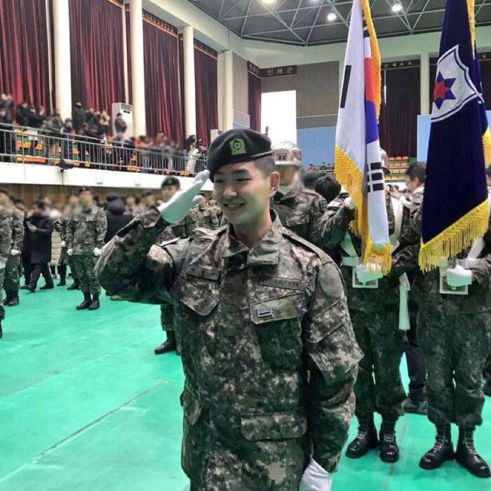 Photos of SHINee's Onew at his completion ceremony from the army training center have recently been released.