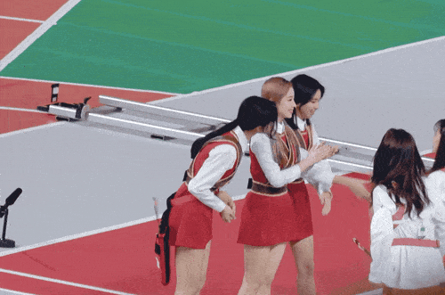 Fans must really enjoy the interaction of the two Kpop beauties.