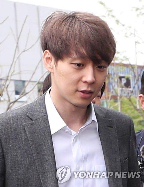 Park Yoo Chun surprised many people by appearing with a radiant look, he even dyed his hair in a brighter color. He is still very confident and constantly denies any allegations even though the police claimed that they have proof.