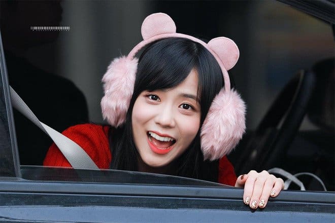 JisooBLackpinkoAAj il