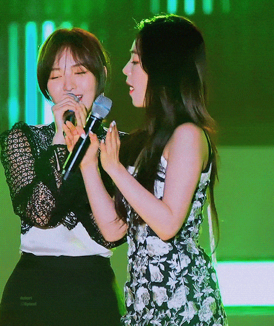 Irene shared in a magazine that she was trying to change her personality to become more friendly and more sociable. Her fans really enjoy the image of a "dynamic" leader on stage. During her visit to Vietnam, Irene also surprised many because she smiled a lot and enthusiastically interacted with the fans.