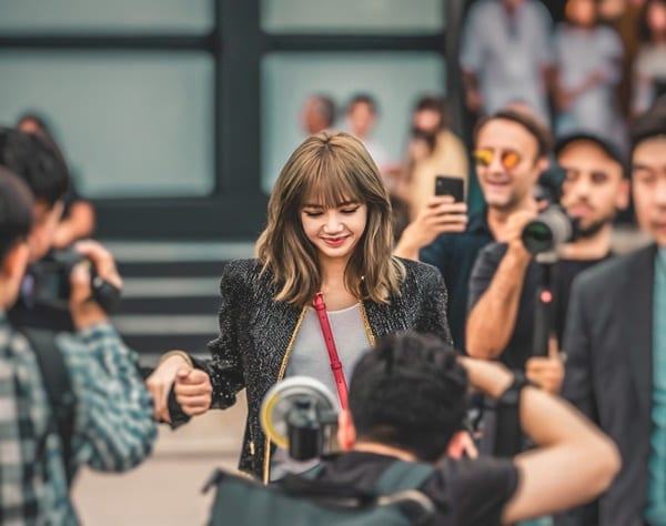 International press commented that Lisa is one of the most focused celebrities among the guests of this year Men’s Fashion Week in Paris. Her popularity surprised the journalists. The keyword “LisaXCeline” immediately climbed to the top trending on Twitter with more than 500.000 tweets. Many complimented Lisa with words such as “professional model” or “IT girl”.