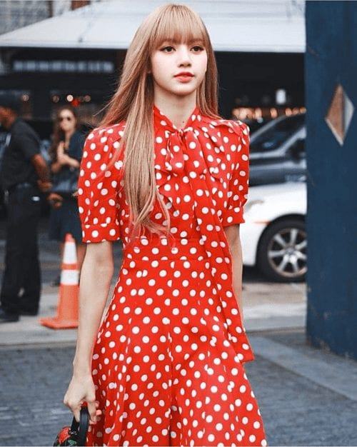 That was the first time Lisa appeared at an international fashion event which is why many attention was on her. Countless of Lisa’s photo at the event were shared on SNS along with compliments for the idol’s appearance.