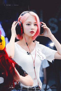 Recently, a serires of photos of Lee Na Kyung (fromis_9) is in the center of attention on theqoo. Many have left comments to compliment the impressive beauty of this born-in-2001 idol.