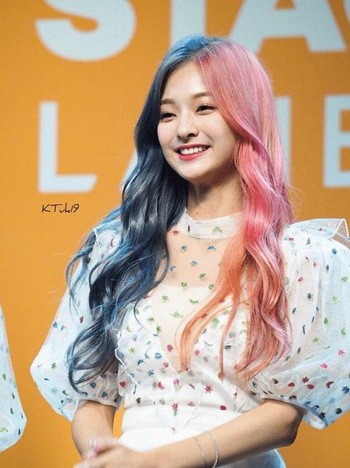 In October last year, Na Kyung was a hot topic thanks to her unique 2-color dyed hair. Many fans have said that Stone Music needs to promote her more so that her talent and beauty won’t go to waste.
