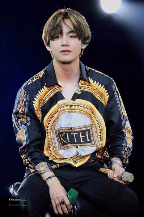 6 years has passed, V is now an international-scale famous idol with countless designer’s clothings. In the photo is him wearing a silk design of Kith X Versace which costs 995 USD.