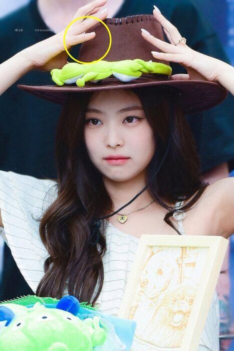Jennie (BLACKPINK) lost her fingernail at the fansign: "Where did it go?"