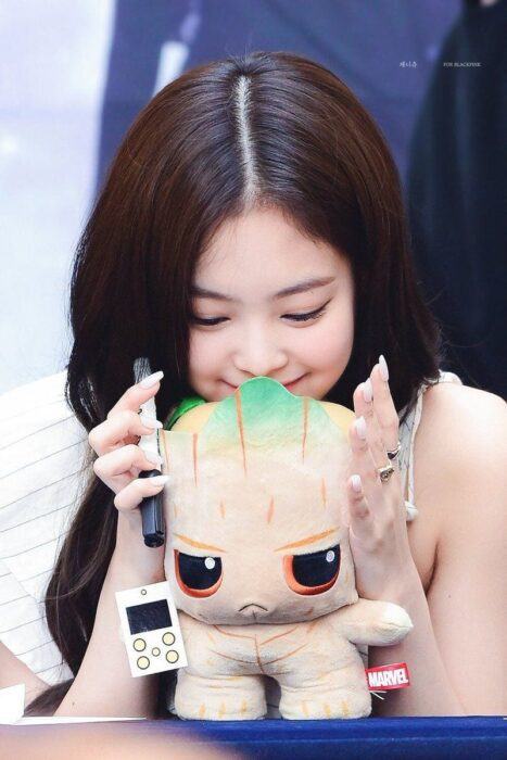 Jennie (BLACKPINK) lost her fingernail at the fansign: "Where did it go?"