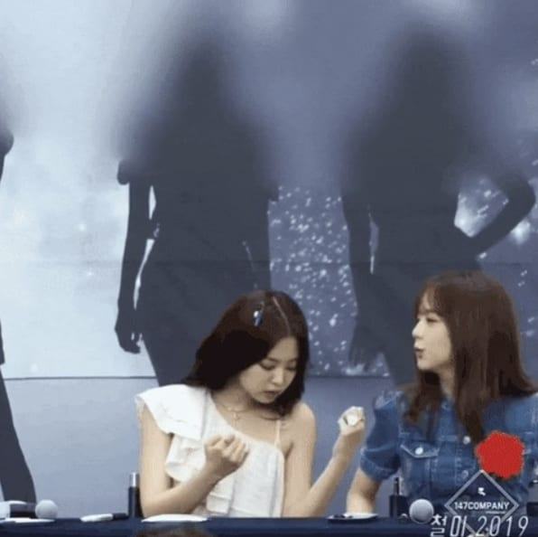Jennie (BLACKPINK) lost her fingernail at the fansign: "Where did it go?"