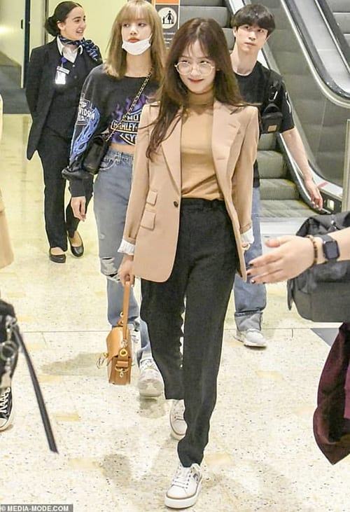 Jisoo also mixed her outfit with Hermes’ heeled sneakers.