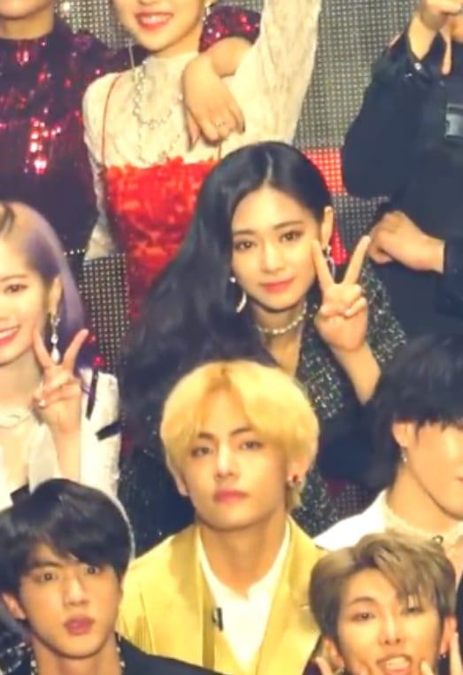 An old photo of V (BTS) and Tzuyu (Twice) suddenly got attention again