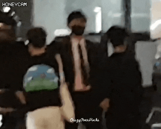 Jennie (BLACKPINK) appeared with crutches at YG, the comeback will continue to be pushed back?