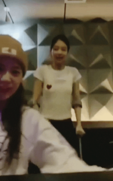 Jennie (BLACKPINK) appeared with crutches at YG, the comeback will continue to be pushed back?