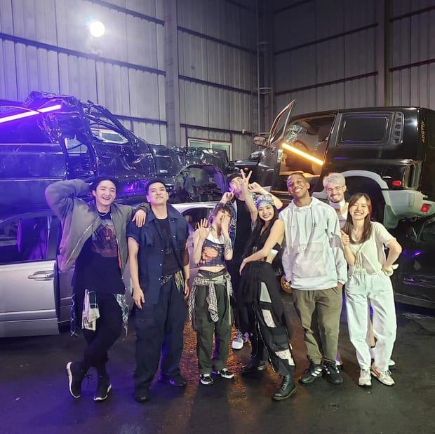 Staff shared LILI'S FILM #4 behind the scenes story: Jisoo bought food to support Lisa...