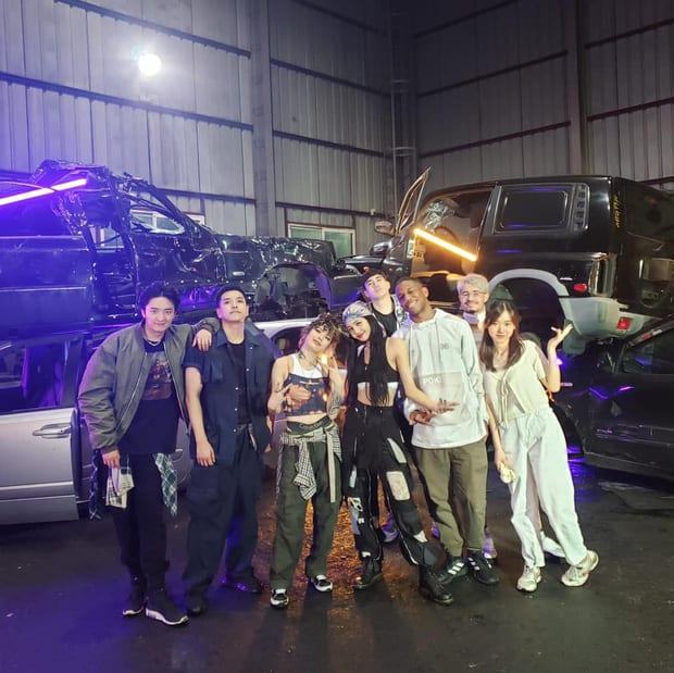 Staff shared LILI'S FILM #4 behind the scenes story: Jisoo bought food to support Lisa...