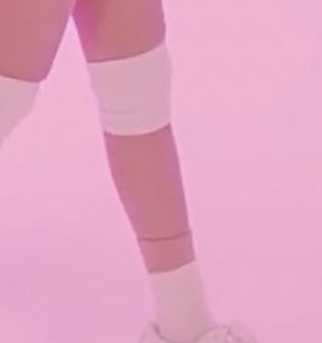 Got bashed for being lazy, Jennie (BLACKPINK) still nailed the dance performance despite wearing a bandage, making fans touched
