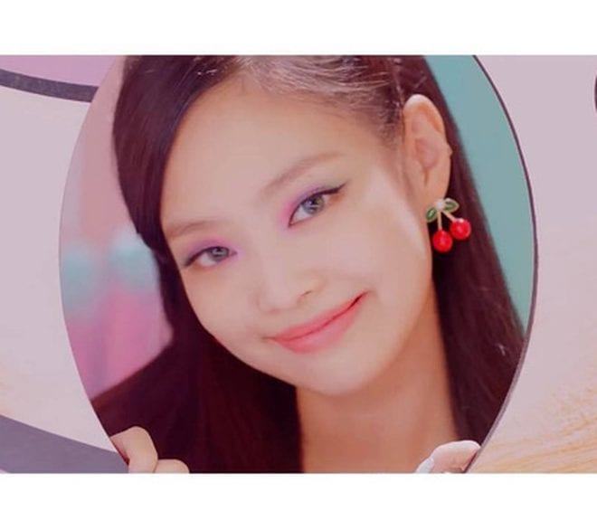 BLACKPINK’s lovely next to “sexy ice-cream saleswoman” Selena Gomez, Jennie fooled fans again in the teaser of MV Ice Cream!