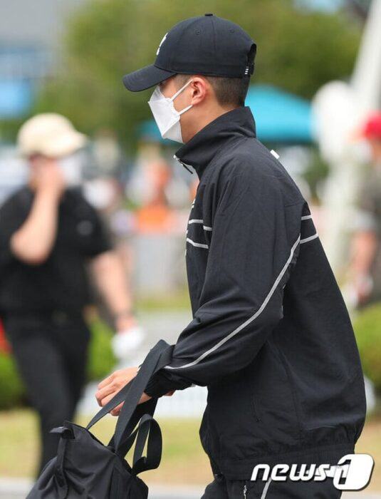 Leaked military photo of Park Bo Gum: Knet praise on his handsomeness even though the mask covers his face!