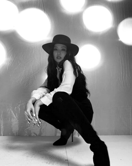 Jennie (BLACKPINK) only released black and white 