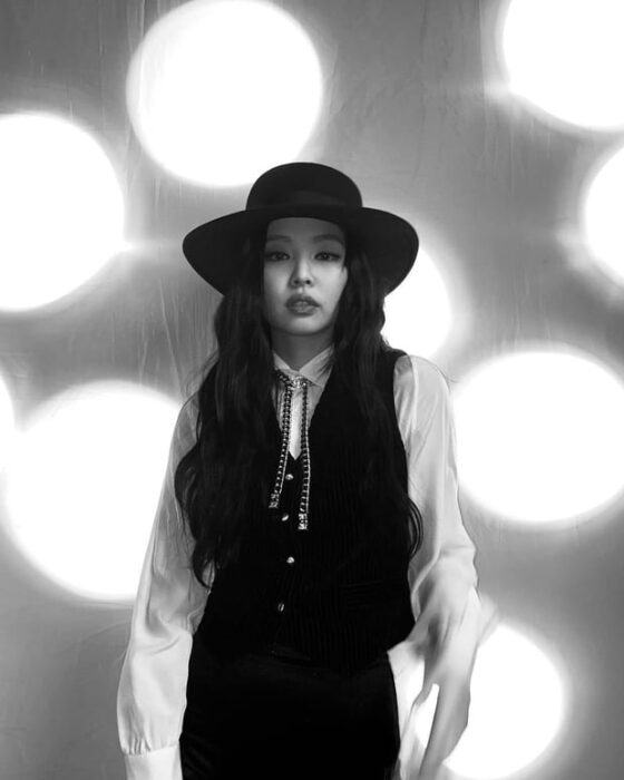 Jennie (BLACKPINK) only released black and white 