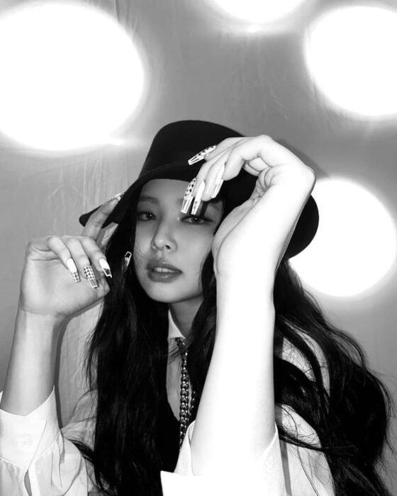 Jennie (BLACKPINK) only released black and white 
