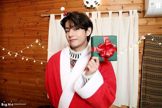 Expressing his gratitude to his fans, he continued, “This year, I’m truly grateful to many white angels, and I want to greet them, hehe. Thank you.”