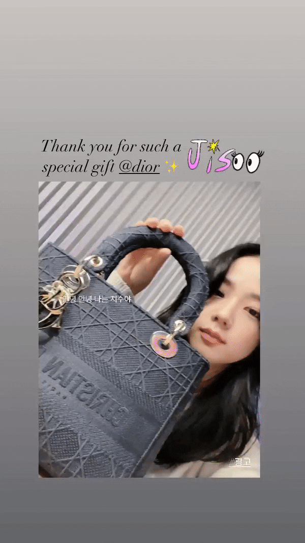 A little while before Christmas, Rosé also showed off a small gift from Tiffany & Co. in the story.  Remember when she appeared in W Korea magazine in October 2020 issue, she put on extremely expensive jewelry items of this brand. The female idol also received flowers for Christmas. As for Lisa, she was given a “Jo Malone London advent calendar for 2020” (about £320) by the fans. Inside each box is a lovely gift She also receives a full-color series of socks Lisa's fans are also very attentive when preparing many gifts for their idol on Christmas. The last member to show off Christmas presents is Jisoo.  Of course, her gifts are from Dior.  The French brand gave Jisoo 2 gifts, “DIOR & MOI SLINGBACK PUMP” (about $1090) and “LADY DIOR MY ABCDIOR BAG” (about $4400). The special feature of this bag is that it also has Jisoo's name engraved.  What a special gift for the "Dior muse"!