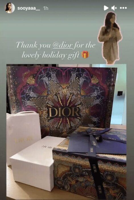 A little while before Christmas, Rosé also showed off a small gift from Tiffany & Co. in the story.  Remember when she appeared in W Korea magazine in October 2020 issue, she put on extremely expensive jewelry items of this brand. The female idol also received flowers for Christmas. As for Lisa, she was given a “Jo Malone London advent calendar for 2020” (about £320) by the fans. Inside each box is a lovely gift She also receives a full-color series of socks Lisa's fans are also very attentive when preparing many gifts for their idol on Christmas. The last member to show off Christmas presents is Jisoo.  Of course, her gifts are from Dior.  The French brand gave Jisoo 2 gifts, “DIOR & MOI SLINGBACK PUMP” (about $1090) and “LADY DIOR MY ABCDIOR BAG” (about $4400). The special feature of this bag is that it also has Jisoo's name engraved.  What a special gift for the "Dior muse"!