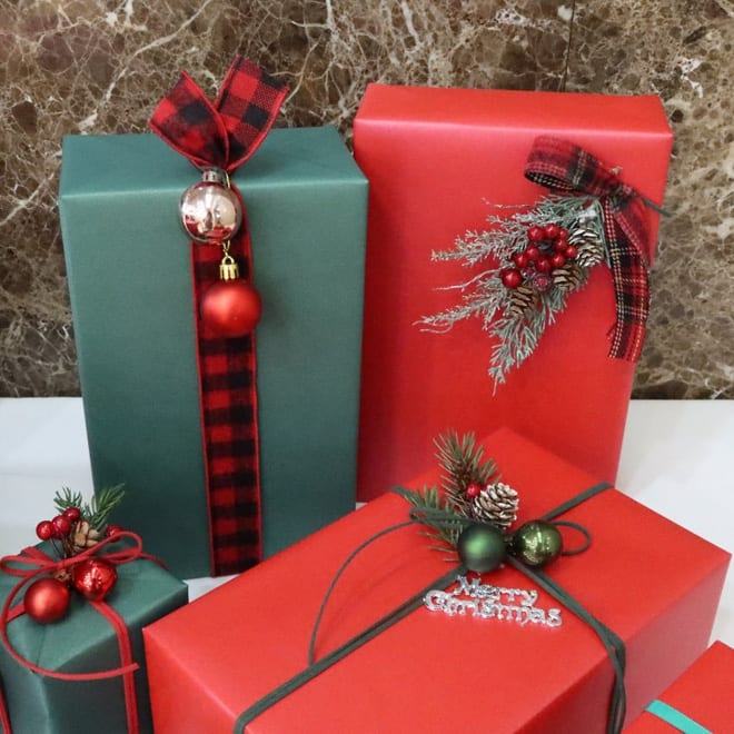 A little while before Christmas, Rosé also showed off a small gift from Tiffany & Co. in the story.  Remember when she appeared in W Korea magazine in October 2020 issue, she put on extremely expensive jewelry items of this brand. The female idol also received flowers for Christmas. As for Lisa, she was given a “Jo Malone London advent calendar for 2020” (about £320) by the fans. Inside each box is a lovely gift She also receives a full-color series of socks Lisa's fans are also very attentive when preparing many gifts for their idol on Christmas. The last member to show off Christmas presents is Jisoo.  Of course, her gifts are from Dior.  The French brand gave Jisoo 2 gifts, “DIOR & MOI SLINGBACK PUMP” (about $1090) and “LADY DIOR MY ABCDIOR BAG” (about $4400). The special feature of this bag is that it also has Jisoo's name engraved.  What a special gift for the "Dior muse"!