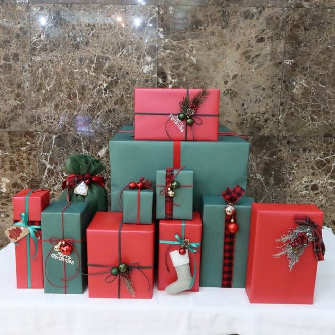 A little while before Christmas, Rosé also showed off a small gift from Tiffany & Co. in the story.  Remember when she appeared in W Korea magazine in October 2020 issue, she put on extremely expensive jewelry items of this brand. The female idol also received flowers for Christmas. As for Lisa, she was given a “Jo Malone London advent calendar for 2020” (about £320) by the fans. Inside each box is a lovely gift She also receives a full-color series of socks Lisa's fans are also very attentive when preparing many gifts for their idol on Christmas. The last member to show off Christmas presents is Jisoo.  Of course, her gifts are from Dior.  The French brand gave Jisoo 2 gifts, “DIOR & MOI SLINGBACK PUMP” (about $1090) and “LADY DIOR MY ABCDIOR BAG” (about $4400). The special feature of this bag is that it also has Jisoo's name engraved.  What a special gift for the "Dior muse"!