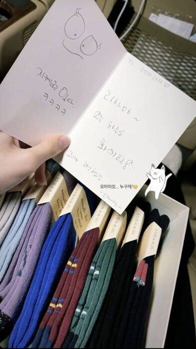 A little while before Christmas, Rosé also showed off a small gift from Tiffany & Co. in the story.  Remember when she appeared in W Korea magazine in October 2020 issue, she put on extremely expensive jewelry items of this brand. The female idol also received flowers for Christmas. As for Lisa, she was given a “Jo Malone London advent calendar for 2020” (about £320) by the fans. Inside each box is a lovely gift She also receives a full-color series of socks Lisa's fans are also very attentive when preparing many gifts for their idol on Christmas. The last member to show off Christmas presents is Jisoo.  Of course, her gifts are from Dior.  The French brand gave Jisoo 2 gifts, “DIOR & MOI SLINGBACK PUMP” (about $1090) and “LADY DIOR MY ABCDIOR BAG” (about $4400). The special feature of this bag is that it also has Jisoo's name engraved.  What a special gift for the "Dior muse"!