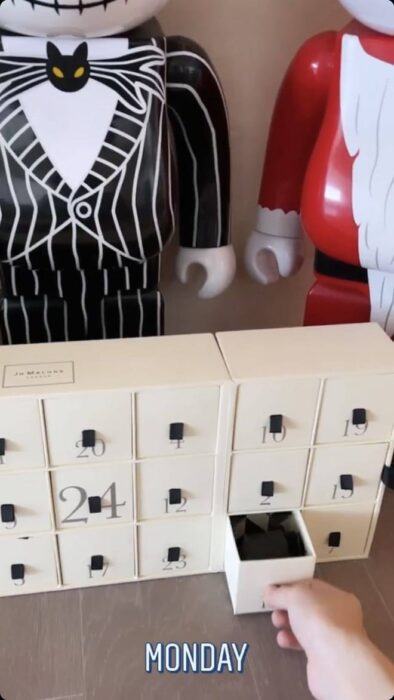 A little while before Christmas, Rosé also showed off a small gift from Tiffany & Co. in the story.  Remember when she appeared in W Korea magazine in October 2020 issue, she put on extremely expensive jewelry items of this brand. The female idol also received flowers for Christmas. As for Lisa, she was given a “Jo Malone London advent calendar for 2020” (about £320) by the fans. Inside each box is a lovely gift She also receives a full-color series of socks Lisa's fans are also very attentive when preparing many gifts for their idol on Christmas. The last member to show off Christmas presents is Jisoo.  Of course, her gifts are from Dior.  The French brand gave Jisoo 2 gifts, “DIOR & MOI SLINGBACK PUMP” (about $1090) and “LADY DIOR MY ABCDIOR BAG” (about $4400). The special feature of this bag is that it also has Jisoo's name engraved.  What a special gift for the "Dior muse"!