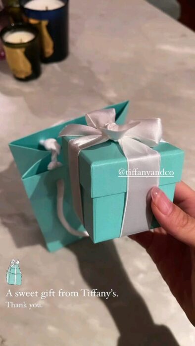 A little while before Christmas, Rosé also showed off a small gift from Tiffany & Co. in the story.  Remember when she appeared in W Korea magazine in October 2020 issue, she put on extremely expensive jewelry items of this brand. The female idol also received flowers for Christmas. As for Lisa, she was given a “Jo Malone London advent calendar for 2020” (about £320) by the fans. Inside each box is a lovely gift She also receives a full-color series of socks Lisa's fans are also very attentive when preparing many gifts for their idol on Christmas. The last member to show off Christmas presents is Jisoo.  Of course, her gifts are from Dior.  The French brand gave Jisoo 2 gifts, “DIOR & MOI SLINGBACK PUMP” (about $1090) and “LADY DIOR MY ABCDIOR BAG” (about $4400). The special feature of this bag is that it also has Jisoo's name engraved.  What a special gift for the "Dior muse"!