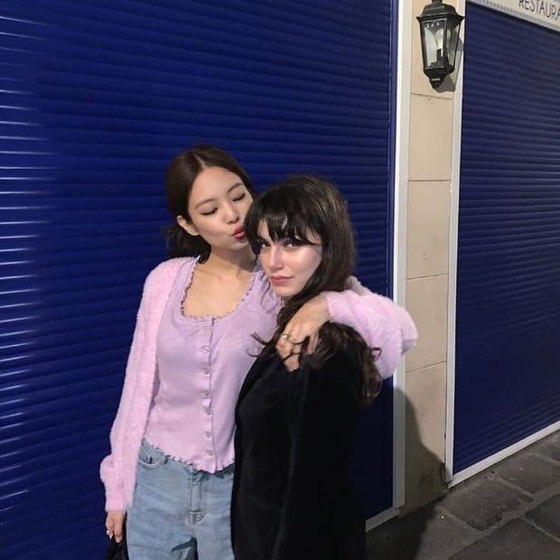Jennie (BLACKPINK) taken with her best friends 1
