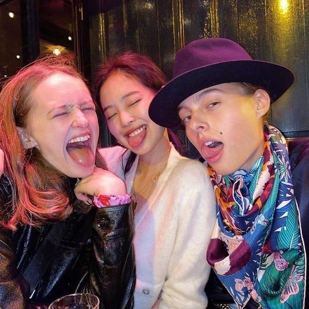 Jennie (BLACKPINK) taken with her best friends 1
