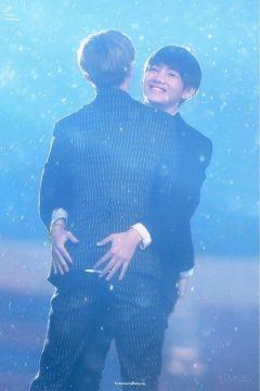 An interesting moment of interaction between Minho (SHINee) and V (BTS) suddenly made Knet excited.