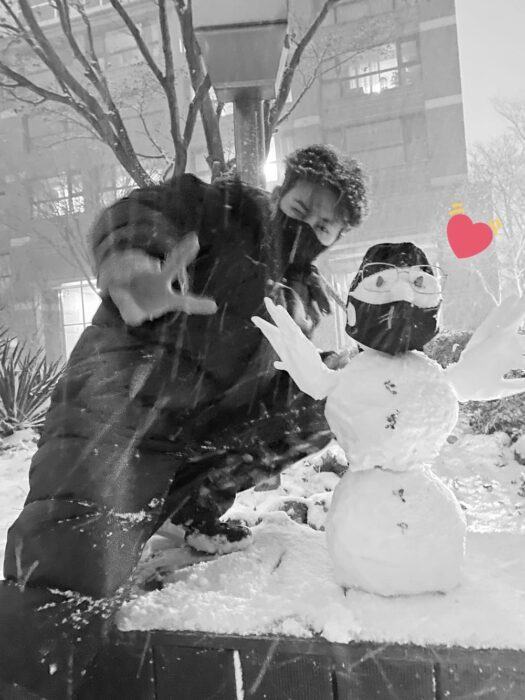 Many idols take photos under the snow