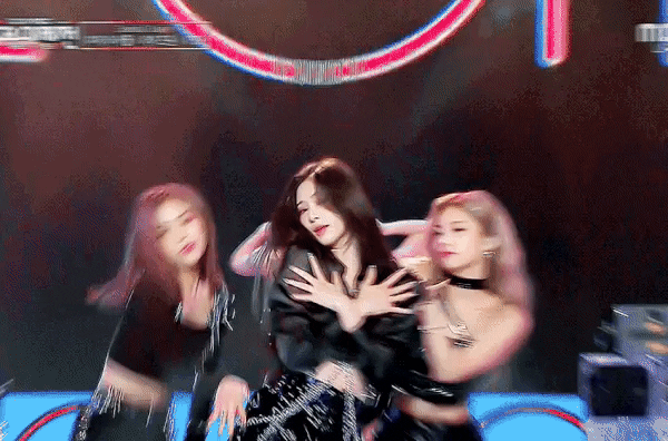 Yeji (ITZY) and Min Joo (IZONE) attract attention when being MCs together because of their well-matched visuals.