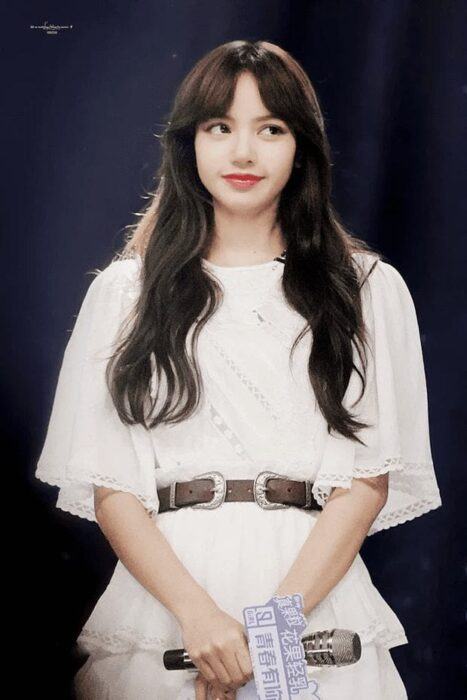 Lisa (BLACKPINK) lifts her bangs