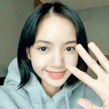 Lisa (BLACKPINK) lifts her bangs