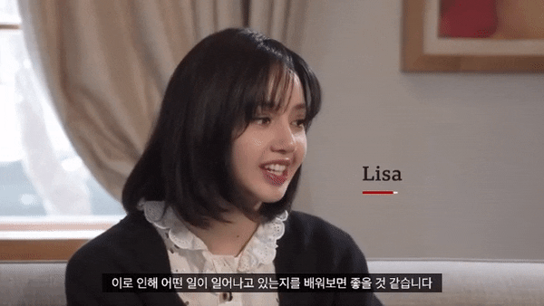Lisa (BLACKPINK) lifts her bangs