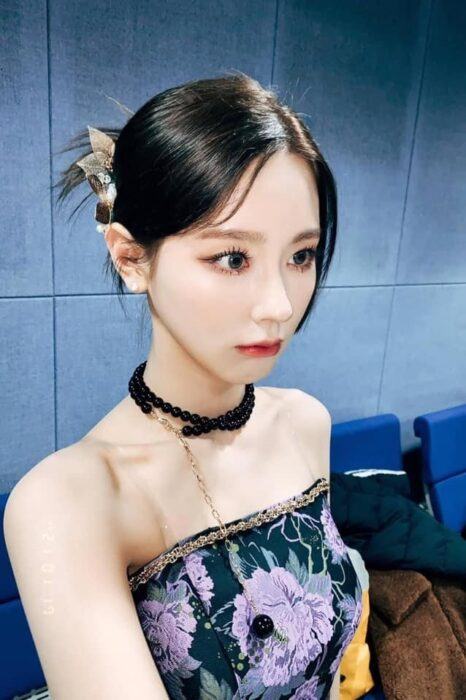 The member of (G) I-DLE looked strange with flat bangs.  Fans are also excited to discover that Mi Yeon used to have  the famous green glasses