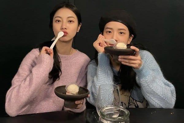 Jisoo's best friend is a sasaeng fan
