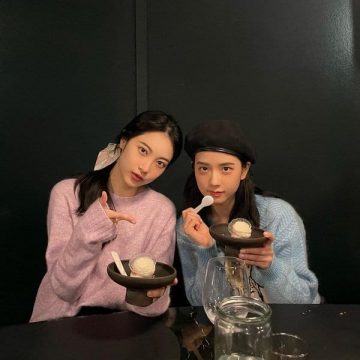 Jisoo's best friend is a sasaeng fan
