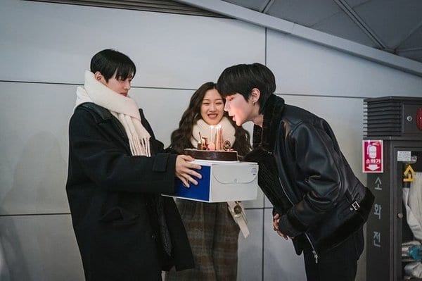 Although the photo was deleted by Cha Eunwoo, the staff of 'True Beauty' continued to be criticized