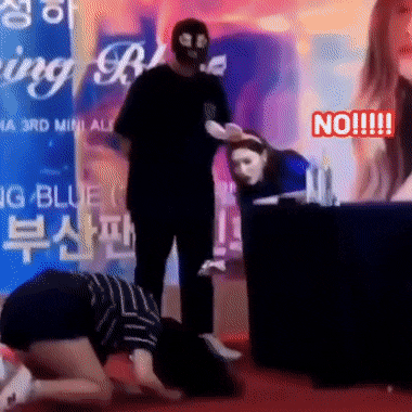 Fans suddenly knelt down and shouted "queen" at a fansign, Chungha's reaction made the audience feel interesting