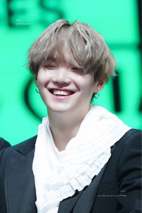 13 Kpop idols with adorable smiling mouths according to Knetizens
